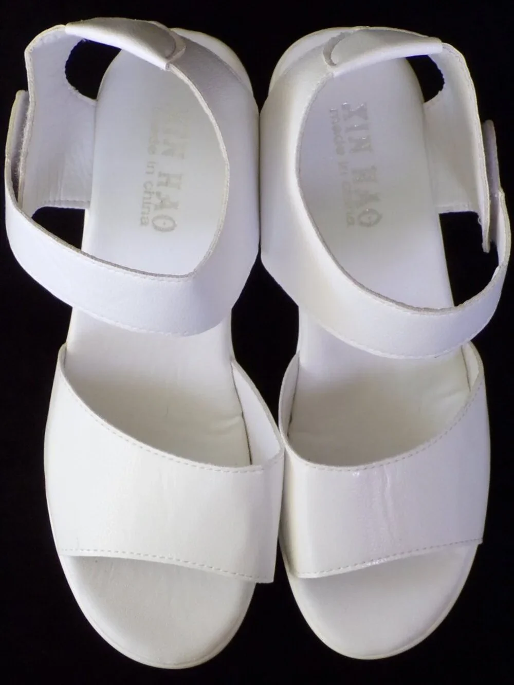 XIN HAO size 9.5 (?) white mid-heel 2-strap platform sandals all synth. mat.